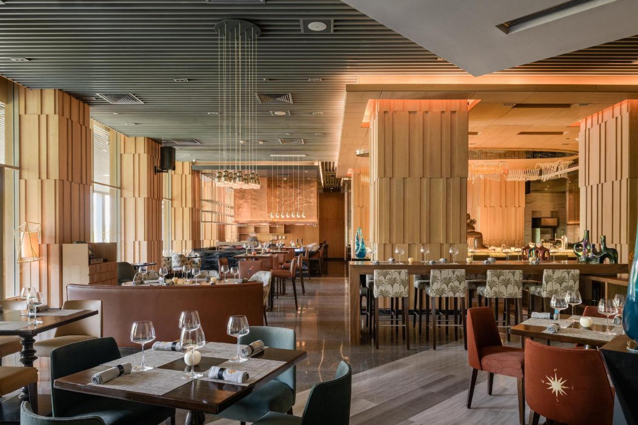 Dusit Thani Lakeview Cairo Exterior photo The interior of the restaurant