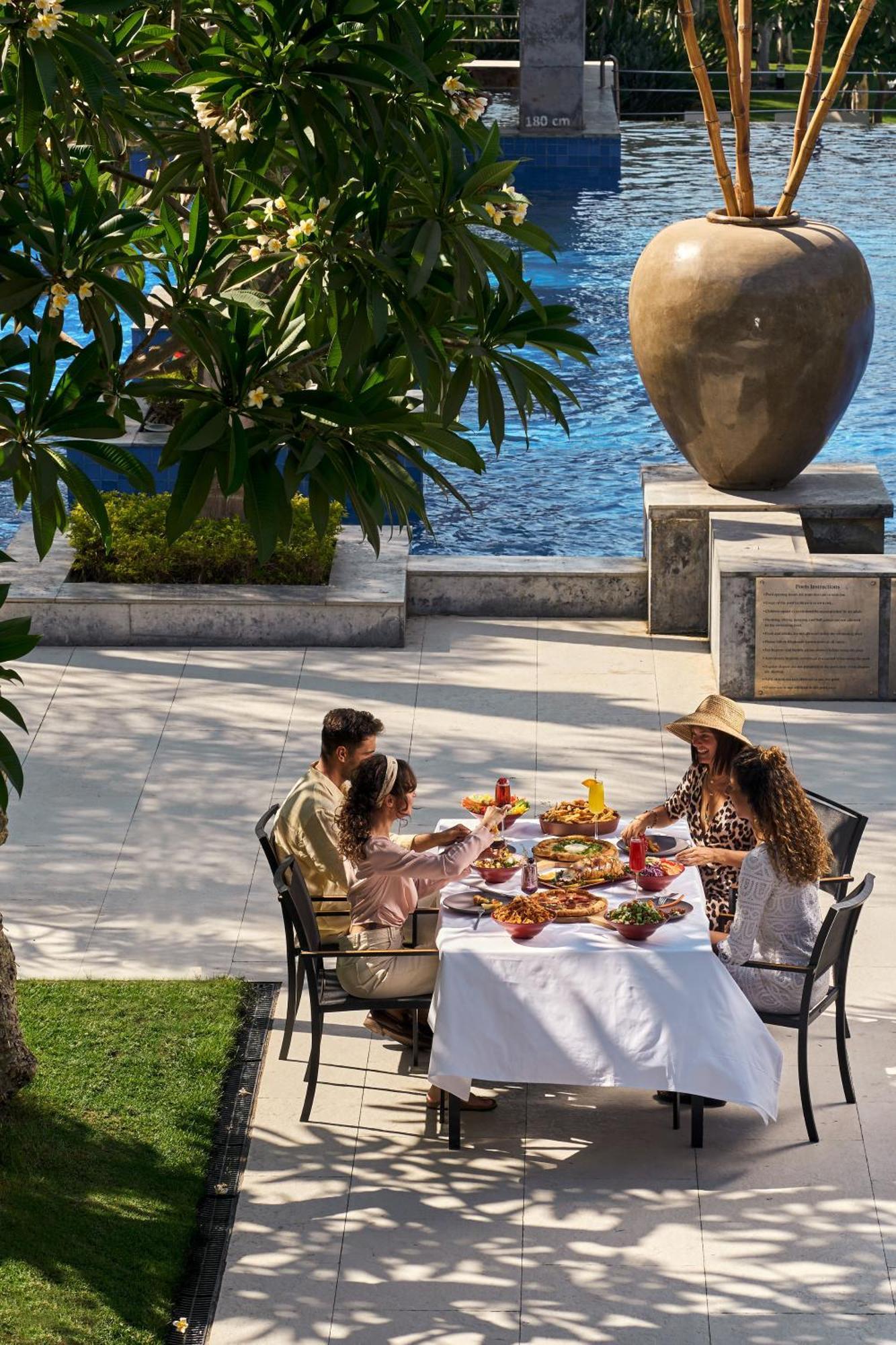 Dusit Thani Lakeview Cairo Exterior photo The Beach Club