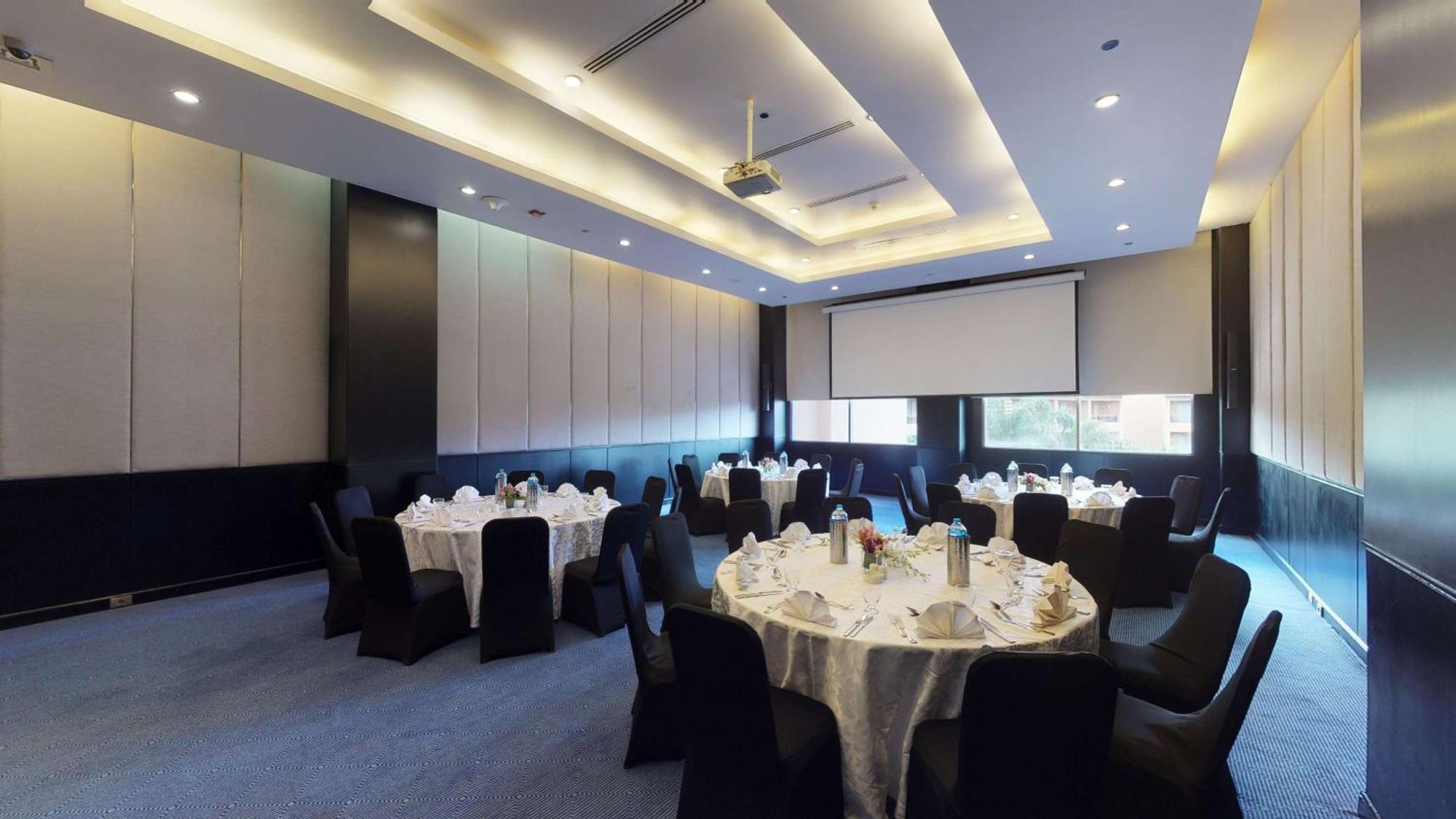 Dusit Thani Lakeview Cairo Exterior photo The Royal Meeting Room