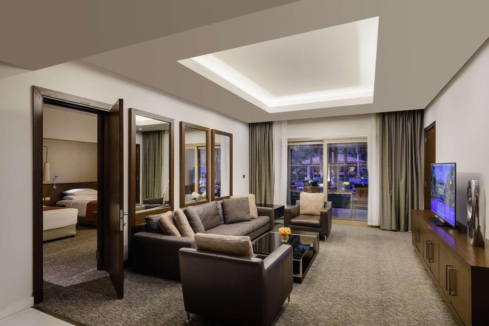 Dusit Thani Lakeview Cairo Exterior photo Suite